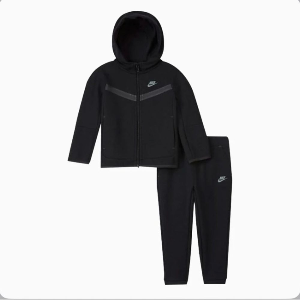🖤$100. Nike Sportswear Tech Fleece Black Track Suit W/Tee Shirt. Infant SZ:24M